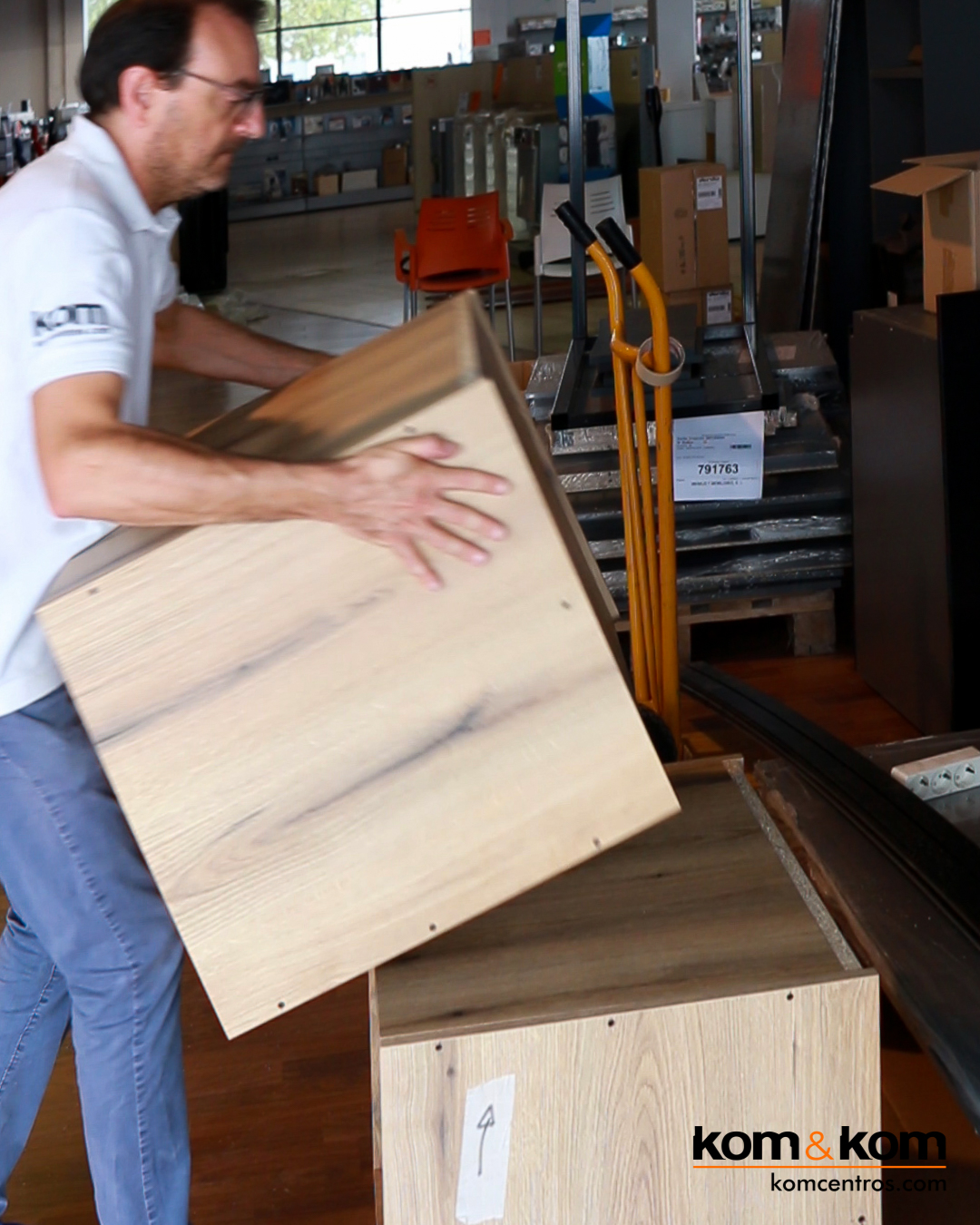 Carpintero trabajando la madera en el taller de Kom&Kom